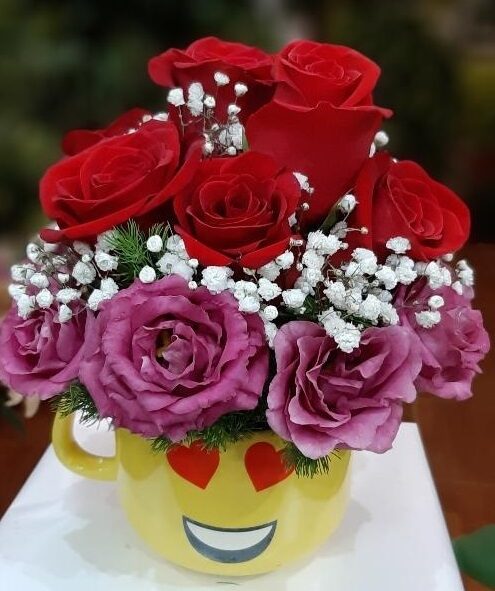 Cuenco con rosas y lisianthus