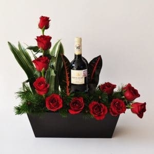 ARREGLO DE 12 ROSAS MEDIA LUNA Y VINO