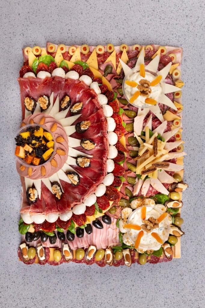 MESA DE QUESOS Y EMBUTIDOS PARA 10 PERSONAS