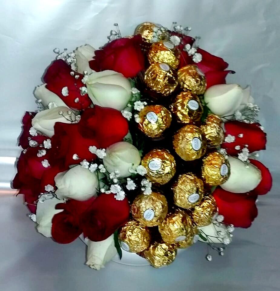 Arreglo floral con rosas y Ferrero Rocher.