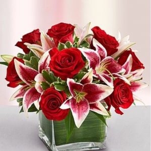 Arreglo Bajo De Rosas Y Lilium Rosa