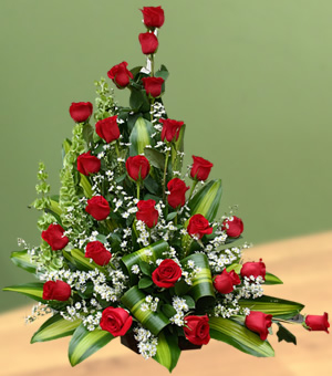 Arreglo floral de rosas en canasta.