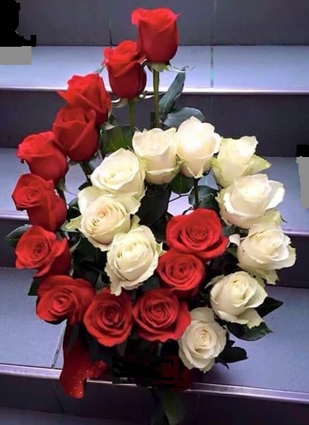 ARREGLO FLORAL ESPIRAL ROSAS ROJAS Y BLANCAS