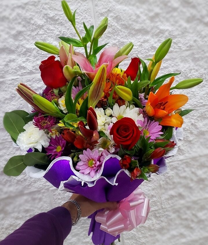 Ramo redondo surtido con rosas.