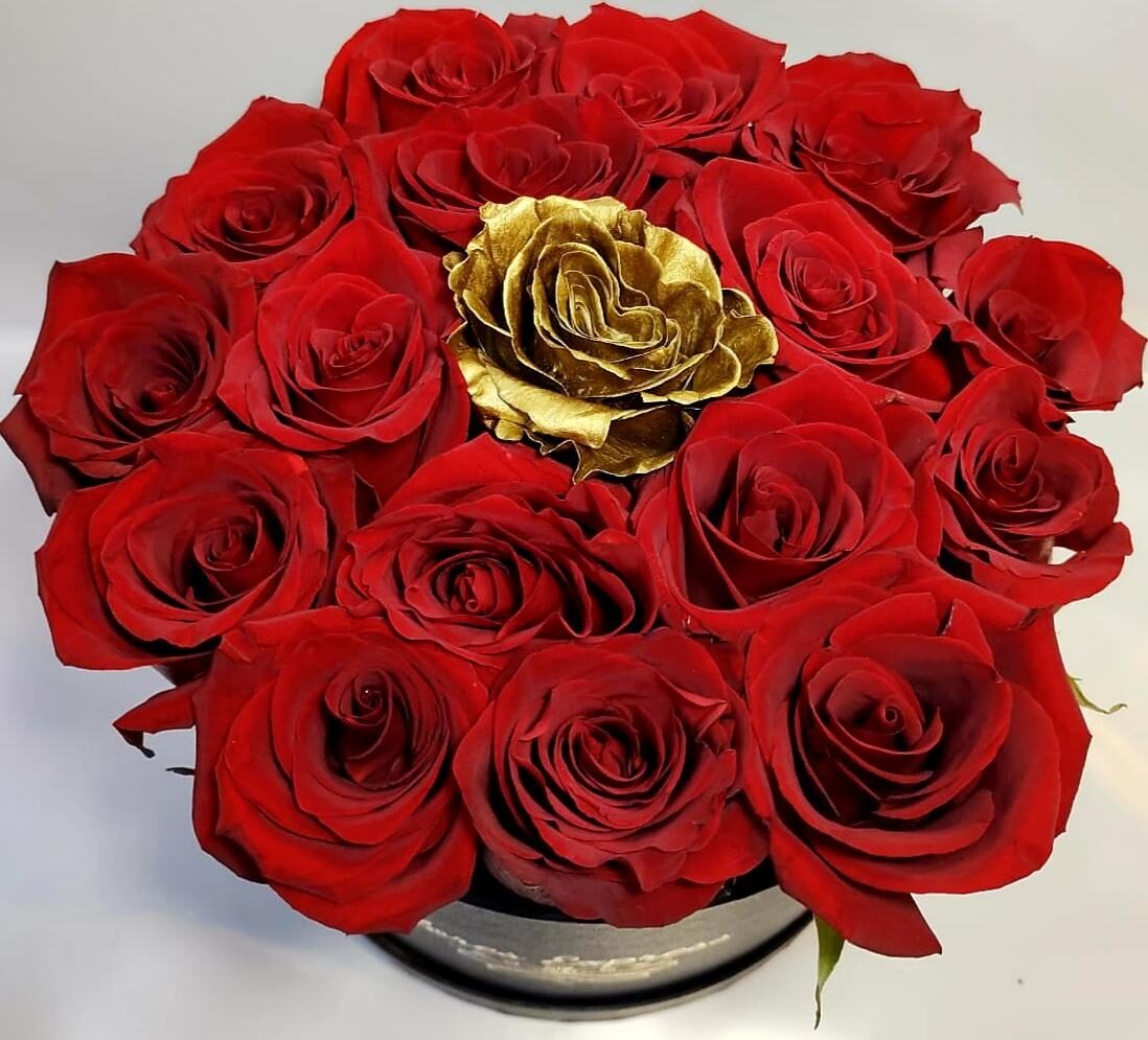 Caja de 18 Rosas Rojas y Doradas