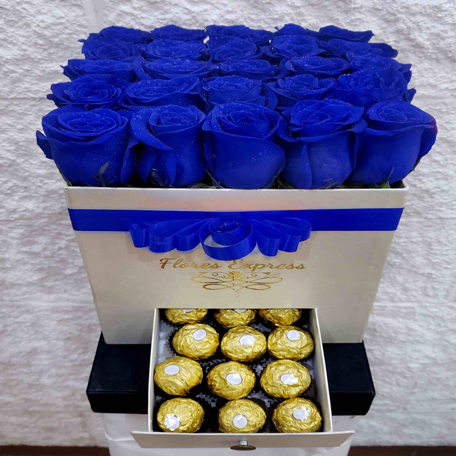 CAJA DE 25 ROSAS AZULES c/ FERRERO ROCHER