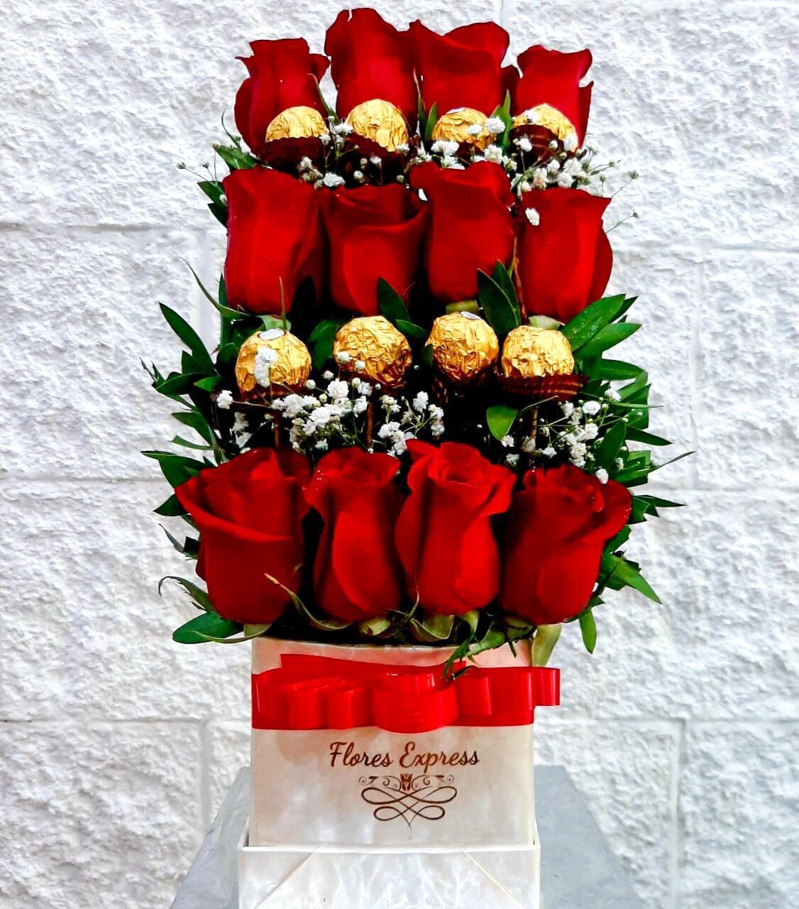 CAJA ESCALERA ROSAS Y FERRERO