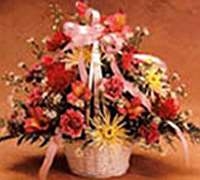 Cesta con rosas, claveles y crisantemos.