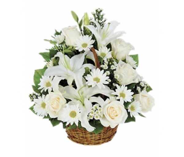 cesta de flores blancas de temporada