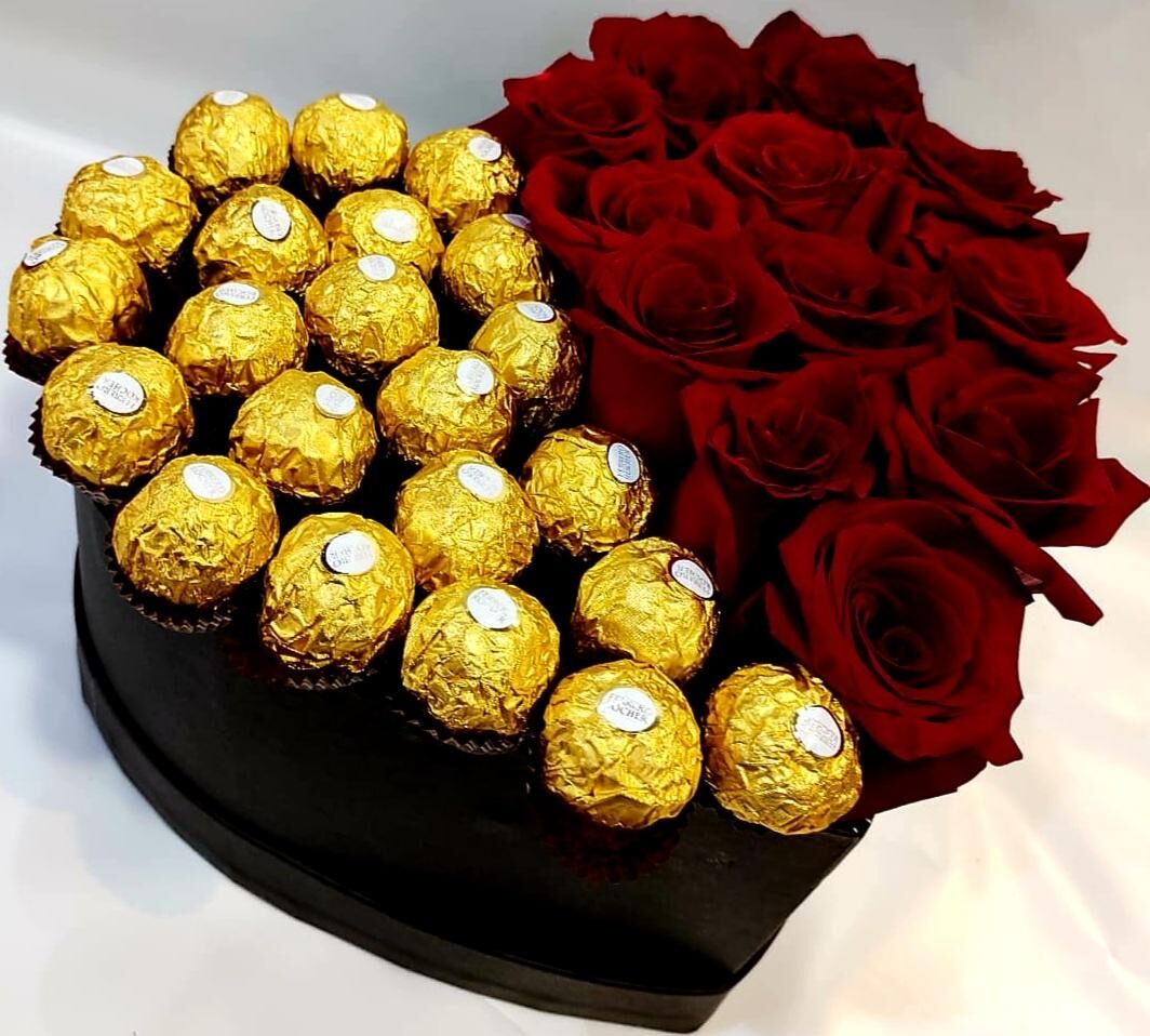 CORAZÓN MIXTO DE ROSAS Y FERRERO ROCHER
