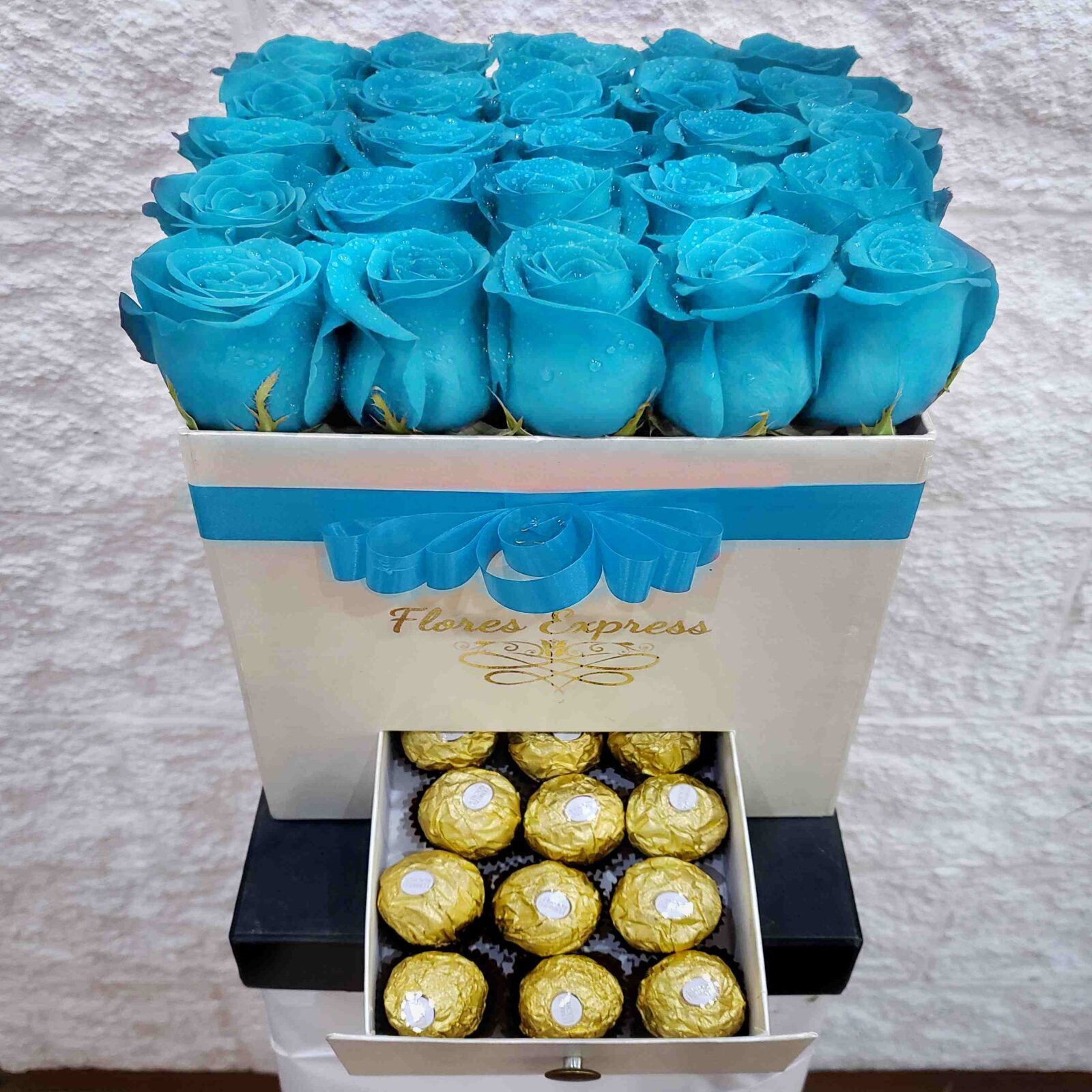 CAJA 25 ROSAS AZUL CLARO c/ FERRERO ROCHER