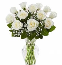 Jarrón con 12 rosas blancas.