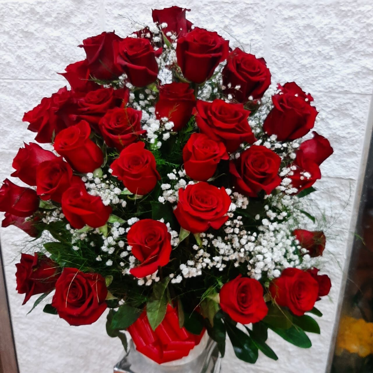 Florero con 60 rosas rojas importadas.
