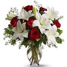 Jarrón con lilium blanco y rosas rojas.