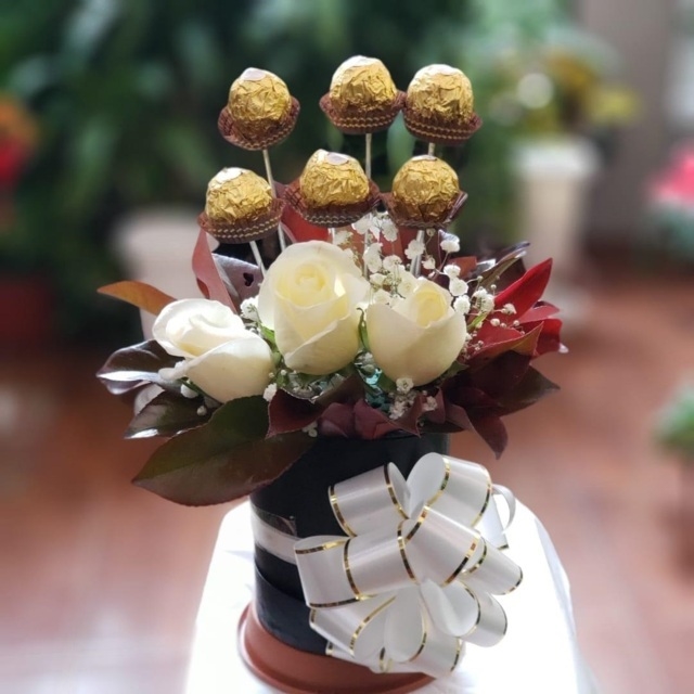 MINI CAJA CON ROSAS Y FERRERO