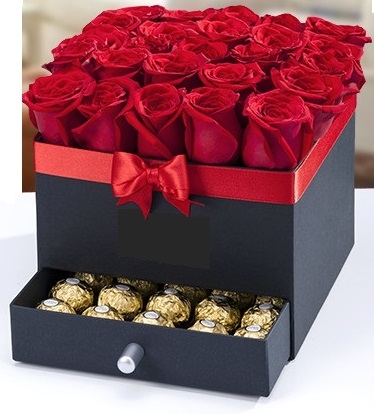CAJA CON 25 ROSAS Y CAJA SORPRESA CON FERRERO