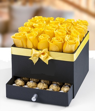 CAJA CON 25 ROSAS AMARILLAS Y CAJA SORPRESA CON FERRERO