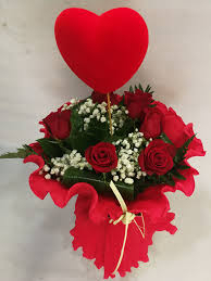 Ramo de 6 rosas con corazón.