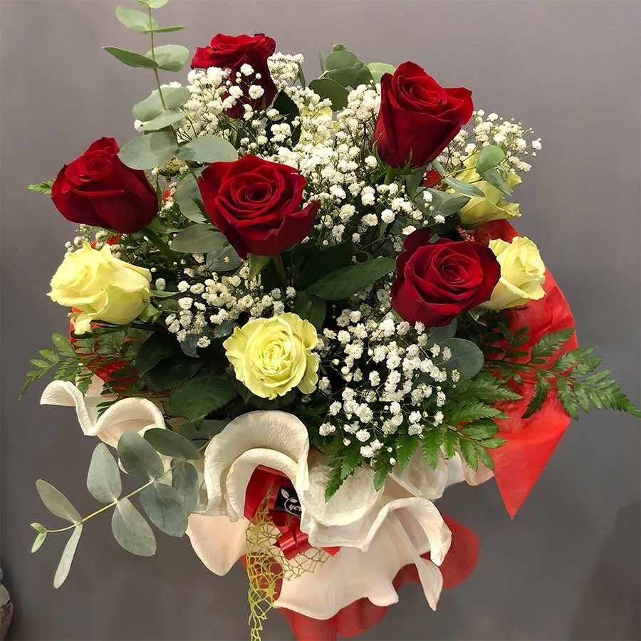 Ramo italiano con 12 rosas rojas y blancas importadas.