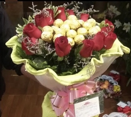 RAMO DE ROSAS ITALIANAS Y FERRERO ROCHER