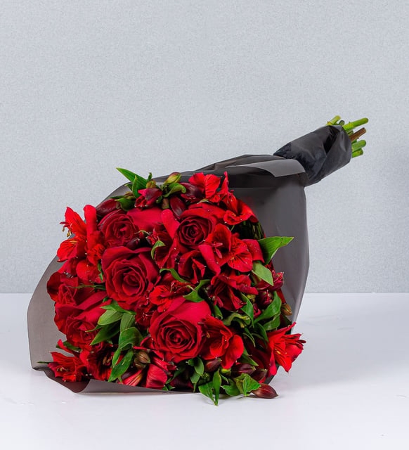 Ramo de Astromelias y Rosas Rojas