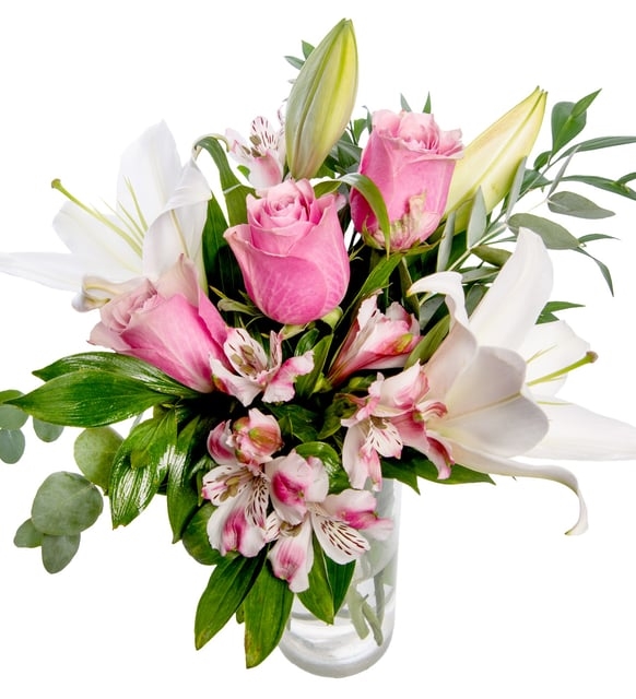 Astromelia rosa, rosa rosa y lirio blanco en un jarrón