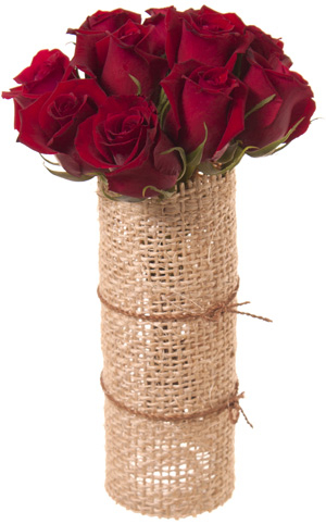 12 rosas rojas en cilindro cubierto