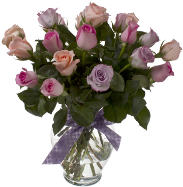 24 rosas de colores en jarrón de cristal