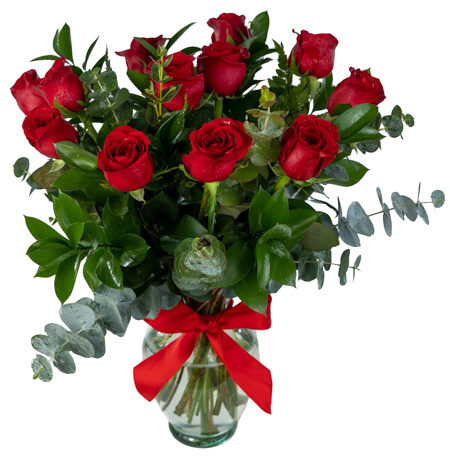 Una docena de rosas en jarrón de cristal.