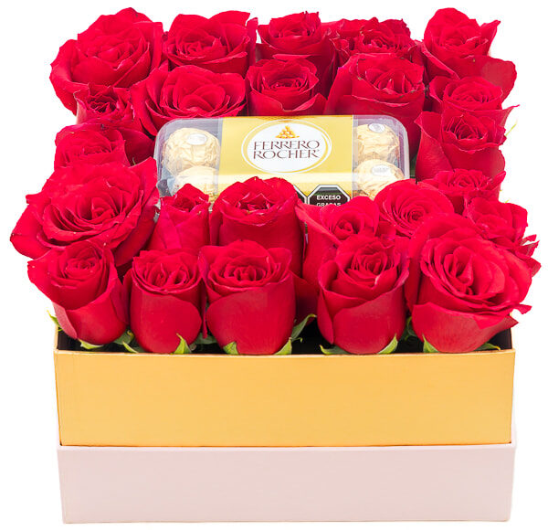 Rosas rojas en caja rosa cuadrada.