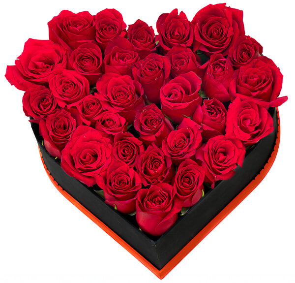 Rosas rojas en caja en forma de corazón.