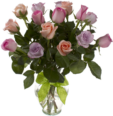 12 rosas de colores en florero