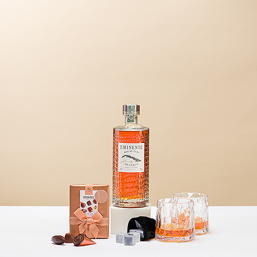 Ron Eminente con copas y bombones Neuhaus