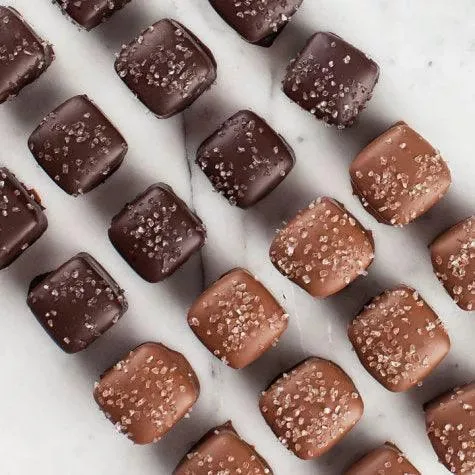 Caja combinada de caramelos de chocolate con sal marina