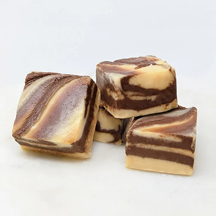 Fudge de chocolate con remolino de mantequilla de cacahuete