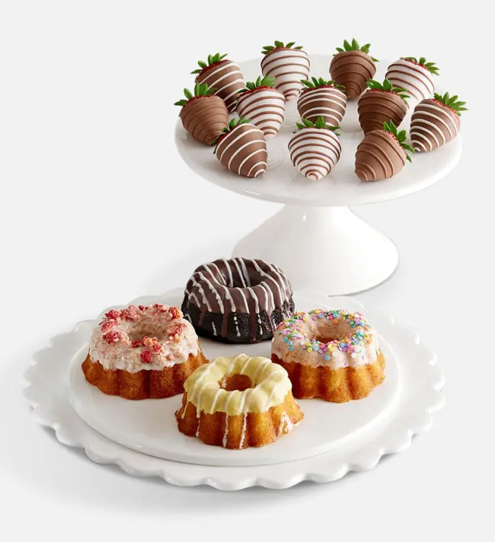 Surtido de pasteles Bundt exclusivos con fresas glaseadas gourmet (Surtido de pasteles Bundt exclusivos)
