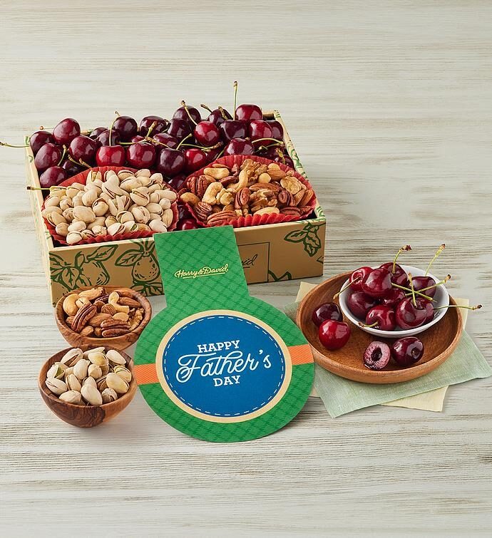 Cerezas jugosas y dulces con nueces para papá