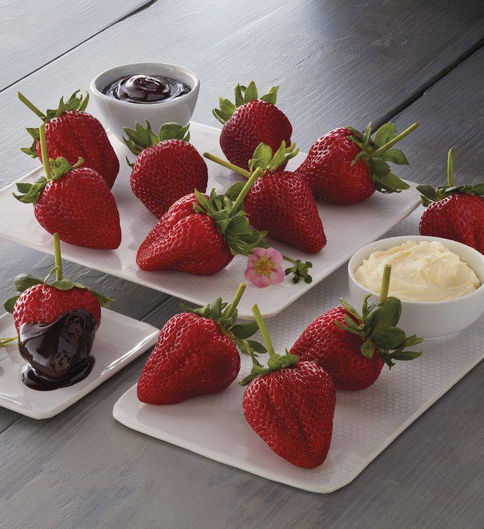 Regalo de fresas, crema Devonshire y salsa de chocolate para mojar
