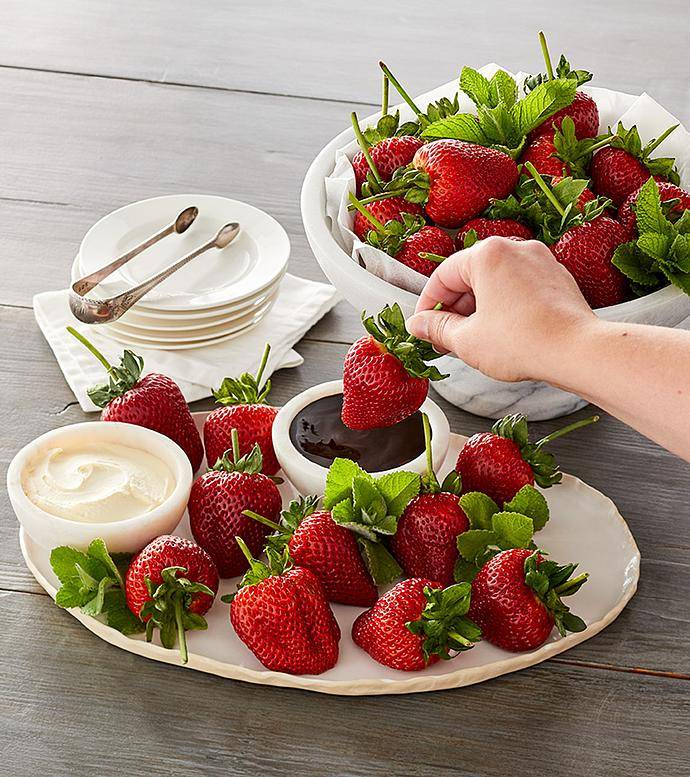 Fresas para el Día de la Madre, crema Double Devon y salsa de chocolate para mojar.