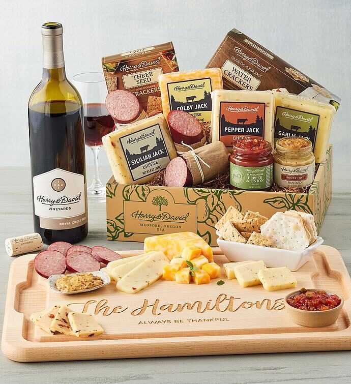 Gran caja de regalo de carnes y quesos con vino y tabla de cortar personalizada.