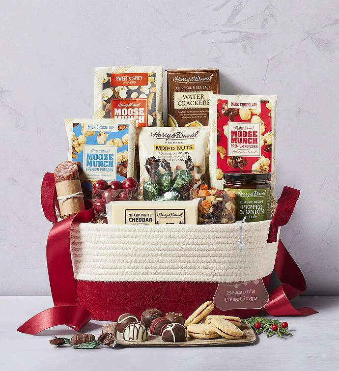 Cesta de regalo con los mejores snacks de la temporada y adorno octogonal personalizado.
