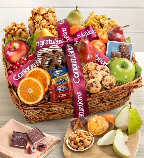 ¡Felicitaciones! Cesta de regalo de frutas y dulces.