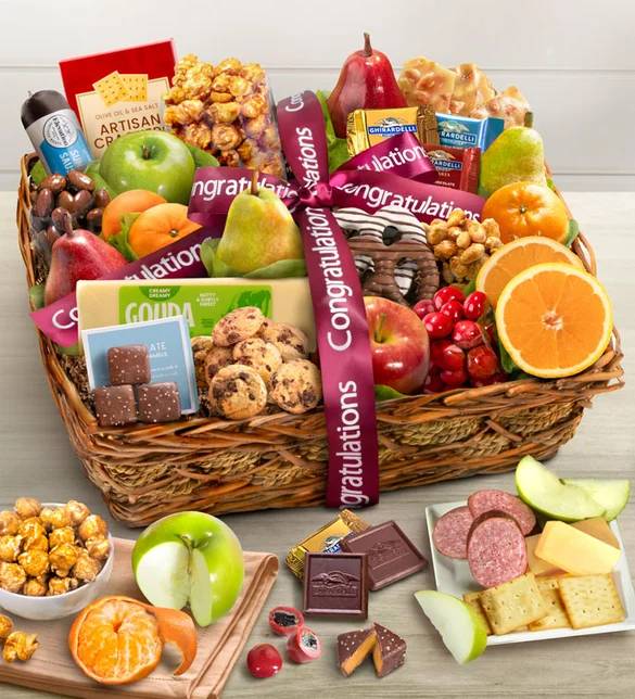 ¡Felicidades! Cesta de regalo de frutas y dulces Deluxe.