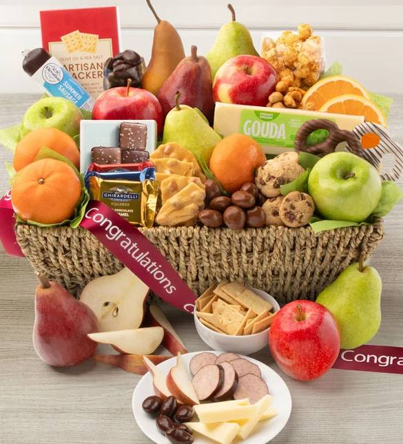 ¡Felicidades! Cesta de regalo grande de frutas y dulces.