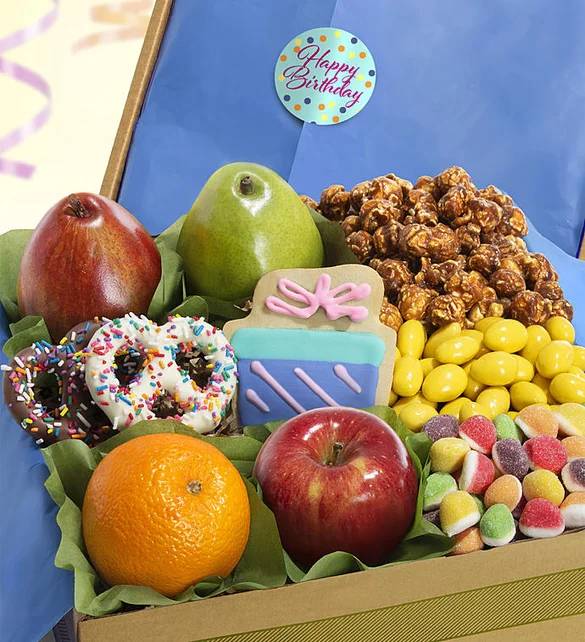 Caja de frutas y dulces de feliz cumpleaños
