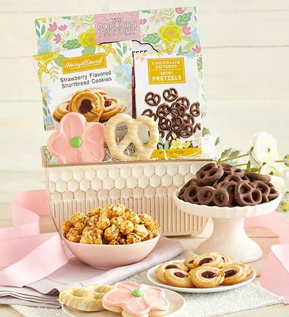 Cesta de dulces y golosinas en plena floración