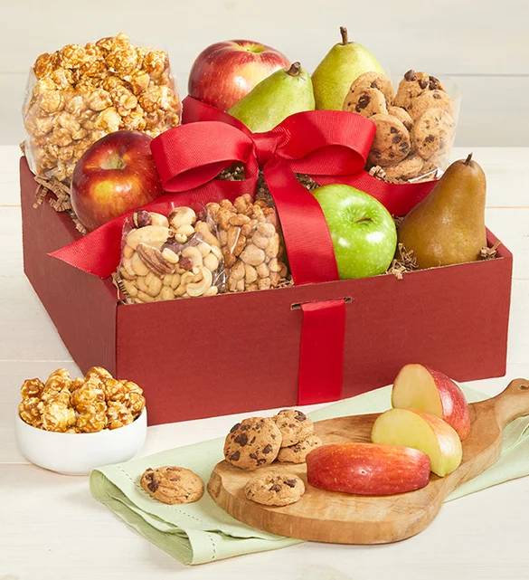 Caja de regalo con frutas y dulces irresistibles