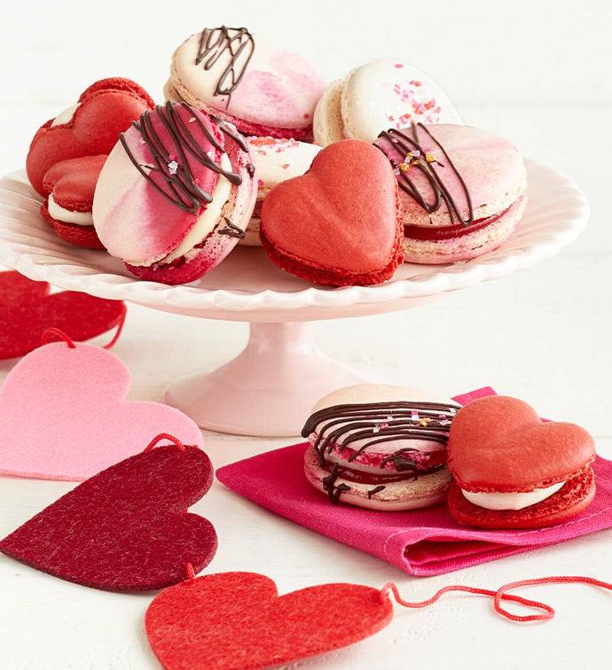 Surtido de 10 macarons con forma de corazón decorados a mano