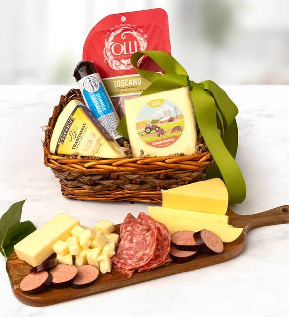 Cesta de regalo con carnes y quesos artesanales de California