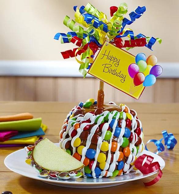 Feliz cumpleaños Manzana acaramelada con caramelos
